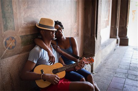 socio - Young couple sitting with mandolin in Bethesda Terrace arcade, Central Park, New York City, USA Foto de stock - Sin royalties Premium, Código: 614-07735384
