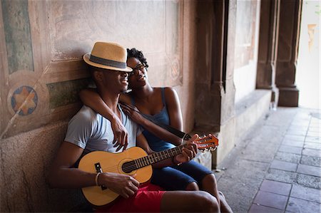 sérénade - Young couple sitting with mandolin in Bethesda Terrace arcade, Central Park, New York City, USA Photographie de stock - Premium Libres de Droits, Code: 614-07735384