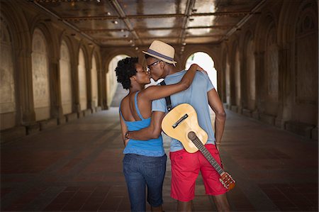 Rear view of young couple with mandolin in Bethesda Terrace arcade, Central Park, New York City, USA Foto de stock - Sin royalties Premium, Código: 614-07735385