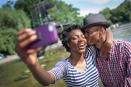 people laughing smart phones outdoor - Young couple taking selfie with smartphone, Bethesda fountain, Central Park, New York City, USA Photographie de stock - Premium Libres de Droits, Code: 614-07735383