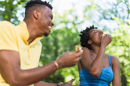 simsearch:614-07735586,k - Young couple in park eating sandwiches Foto de stock - Sin royalties Premium, Código: 614-07735398