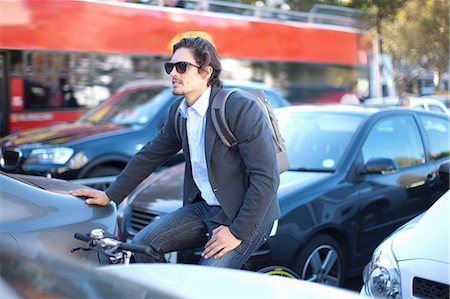 simsearch:649-07761249,k - Mid adult businessman cycling during rush hour Photographie de stock - Premium Libres de Droits, Code: 614-07735479