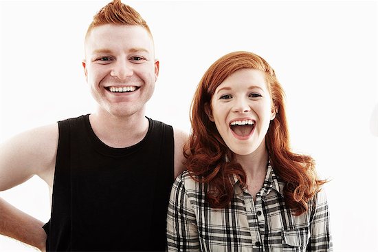 Studio portrait of red haired young couple laughing Foto de stock - Sin royalties Premium, Código de la imagen: 614-07735548