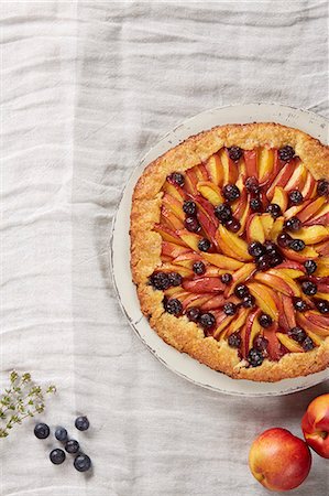 Nectarine and blueberry crostata with polenta crush and fresh fruit Foto de stock - Sin royalties Premium, Código: 614-07735619