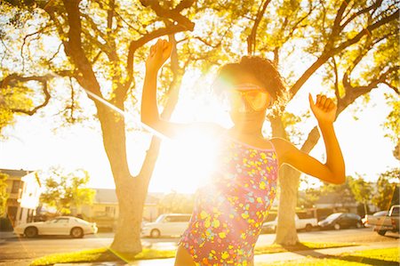 sunny happy - Girl in dancing in scuba goggles in garden Photographie de stock - Premium Libres de Droits, Code: 614-07768086