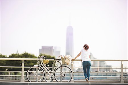 Mid adult female cyclist gazing at city from riverside, New York City, USA Foto de stock - Sin royalties Premium, Código: 614-07768238
