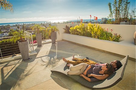 simsearch:614-07805767,k - Couple lying on sun lounger in penthouse rooftop garden, La Jolla, California, USA Photographie de stock - Premium Libres de Droits, Code: 614-07805755