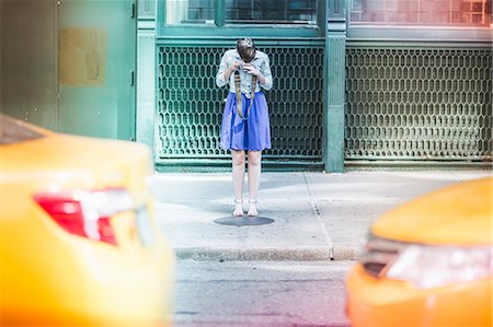 Woman photographing on street, New York, US Stockbilder - Premium RF Lizenzfrei, Bildnummer: 614-07805777