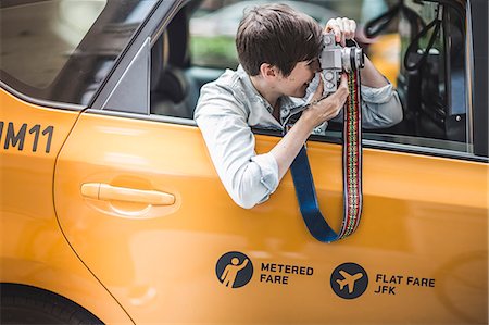 fotógrafos - Woman photographing from yellow taxi, New York, US Foto de stock - Sin royalties Premium, Código: 614-07805779
