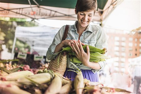 Woman shopping at vegetable market Foto de stock - Sin royalties Premium, Código: 614-07805784