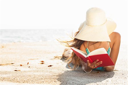 simsearch:614-06169415,k - Young woman sunbathing and reading book on beach, Malibu, California, USA Photographie de stock - Premium Libres de Droits, Code: 614-07805812
