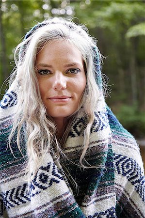 Woman with blanket around her Photographie de stock - Premium Libres de Droits, Code: 614-07805848