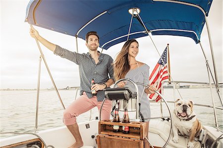 Mid adult couple on sailing boat with dog Foto de stock - Sin royalties Premium, Código: 614-07805999