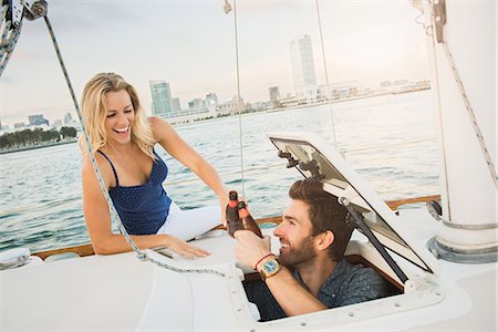 simsearch:614-07805999,k - Couple on sailing boat with beer Foto de stock - Sin royalties Premium, Código: 614-07805993