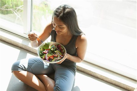 simsearch:400-04044645,k - Woman eating salad at home Photographie de stock - Premium Libres de Droits, Code: 614-07806265