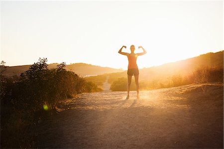 Female jogger flexing arms in sunlight, Poway, CA, USA Foto de stock - Sin royalties Premium, Código: 614-07806324