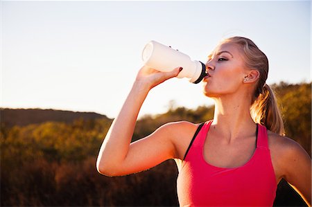 simsearch:649-07710112,k - Female jogger drinking from water bottle, Poway, CA, USA Foto de stock - Sin royalties Premium, Código: 614-07806322