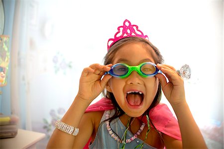 diadème - Young girl wearing fancy dress costume, pulling face Photographie de stock - Premium Libres de Droits, Code: 614-07806356