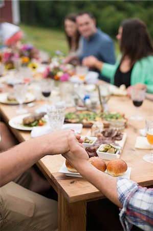 simsearch:614-07806372,k - Family and friends holding hands around dinner table, outdoors Foto de stock - Sin royalties Premium, Código: 614-07806387