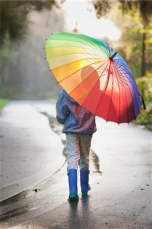 simsearch:614-07805747,k - Rear view of boy carrying umbrella on street Foto de stock - Sin royalties Premium, Código: 614-07806395