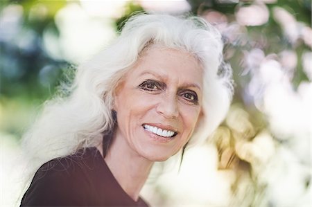 Gray haired woman smiling with confidence Photographie de stock - Premium Libres de Droits, Code: 614-07806435