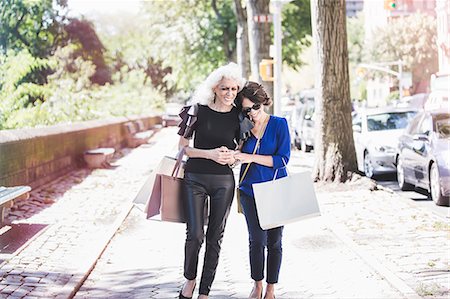 Young woman and her mentor shopping and laughing on street, New York City, USA Foto de stock - Sin royalties Premium, Código: 614-07806439