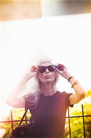 Hip senior woman wearing sunglasses Stockbilder - Premium RF Lizenzfrei, Bildnummer: 614-07806432