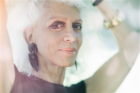 Gray haired woman smiling with confidence Photographie de stock - Premium Libres de Droits, Code: 614-07806433