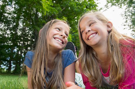 Friends lying on grass Foto de stock - Sin royalties Premium, Código: 614-07806453