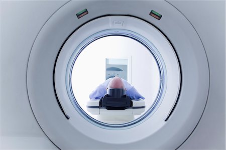 radiology patient - Patient lying down on CT scanner Foto de stock - Sin royalties Premium, Código: 614-07806556