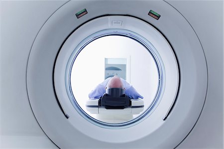 Patient lying down on CT scanner Photographie de stock - Premium Libres de Droits, Code: 614-07806556