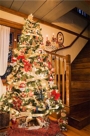 Christmas tree and lights in the living room of log home Foto de stock - Sin royalties Premium, Código: 614-07806568