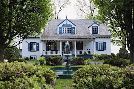 White with blue trim 1920s cottage style house facade with water fountain, Quebec, Canada Stockbilder - Premium RF Lizenzfrei, Bildnummer: 614-07806569