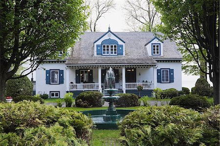 simsearch:614-08119682,k - White with blue trim 1920s cottage style house facade with water fountain, Quebec, Canada Photographie de stock - Premium Libres de Droits, Code: 614-07806569