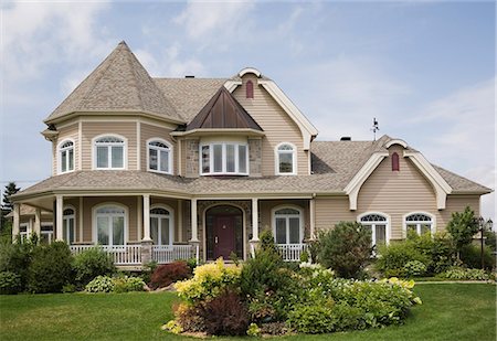 Beige with white trim cottage style house facade, Quebec, Canada Stock Photo - Premium Royalty-Free, Code: 614-07806570