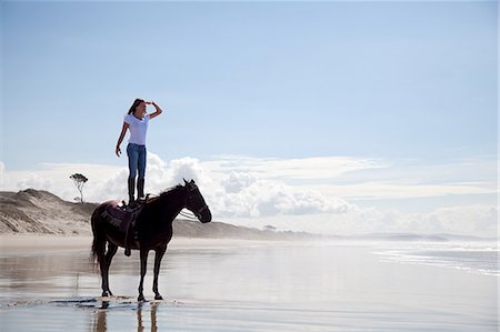 equilibrio - Horse rider standing on horse, Pakiri Beach, Auckland, New Zealand Foto de stock - Sin royalties Premium, Código: 614-07911665