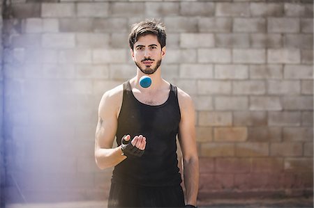 Portrait of young male handball player throwing ball Foto de stock - Sin royalties Premium, Código: 614-07911683