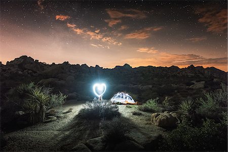 Illuminated tent by night, Joshua Tree National Park, California, US Foto de stock - Sin royalties Premium, Código: 614-07911748