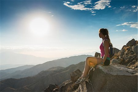 simsearch:614-07911764,k - Woman taking break on mountain, Joshua Tree National Park, California, US Photographie de stock - Premium Libres de Droits, Code: 614-07911765