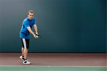 simsearch:614-06169490,k - Tennis player about to serve ball in tennis court Photographie de stock - Premium Libres de Droits, Code: 614-07911773