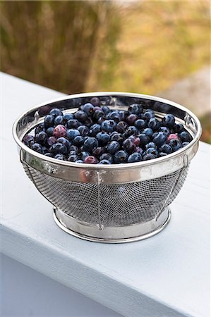 simsearch:614-02241707,k - Sieve full of fresh blueberries Foto de stock - Sin royalties Premium, Código: 614-07911783