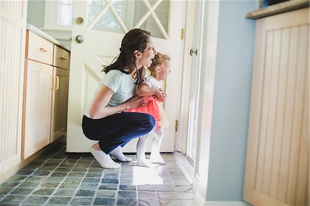 Mother and daughter laughing at doorway Stockbilder - Premium RF Lizenzfrei, Bildnummer: 614-07911834