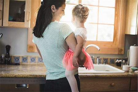 Mother and daughter playing in kitchen Photographie de stock - Premium Libres de Droits, Code: 614-07911836