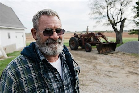 photo of us farmer - Portrait of senior male farmer in farmyard, Plattsburg, Missouri, USA Foto de stock - Sin royalties Premium, Código: 614-07911859