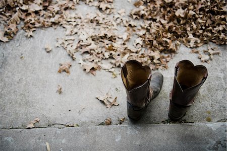 High angle view of a pair of cowboy boots on step Photographie de stock - Premium Libres de Droits, Code: 614-07911863