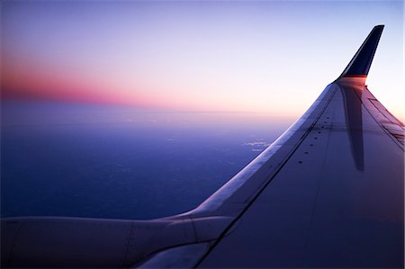 simsearch:614-08872050,k - Elevated view of airplane wing and sky at sunset Photographie de stock - Premium Libres de Droits, Code: 614-07911894
