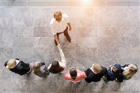 simsearch:649-08084743,k - Overhead view of business team meeting client Photographie de stock - Premium Libres de Droits, Code: 614-07911909