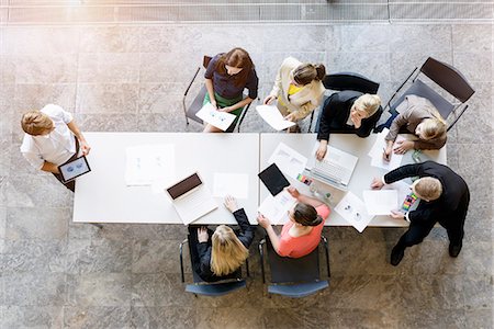 simsearch:649-07803586,k - Overhead view of business team meeting at desk in office Photographie de stock - Premium Libres de Droits, Code: 614-07911915