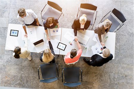 Overhead view of business team meeting clients at desk in office Photographie de stock - Premium Libres de Droits, Code: 614-07911916