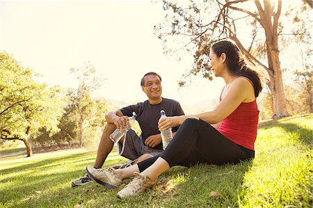 simsearch:614-07911952,k - Mature running couple taking a break and drinking water in park Fotografie stock - Premium Royalty-Free, Codice: 614-07911958